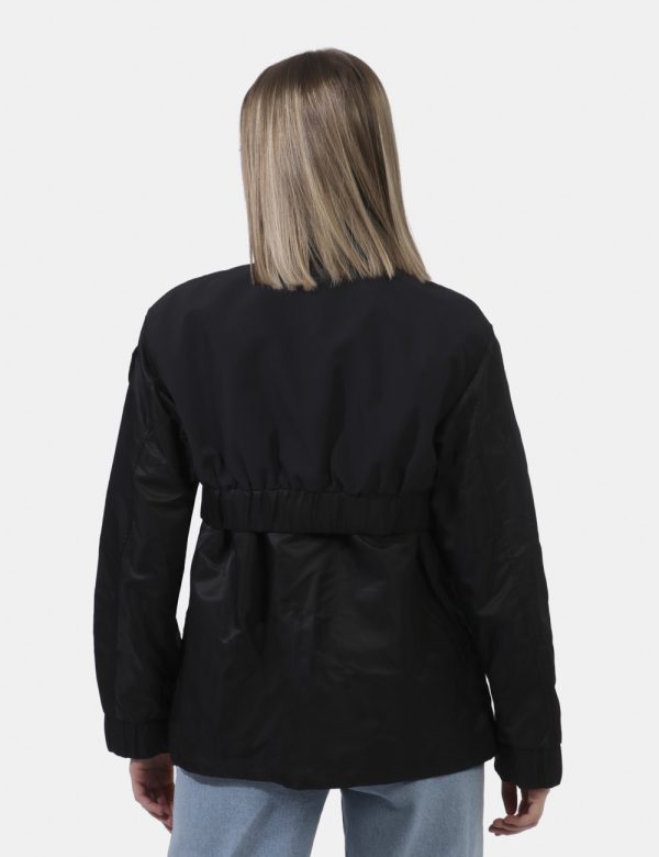 Giacca Blauer Nero - Giacca simil giubbino leggero in total nero con cappuccio nel girocollo. Presenti tasche a taglio trasv