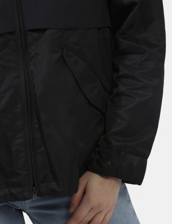 Giacca Blauer Nero - Giacca simil giubbino leggero in total nero con cappuccio nel girocollo. Presenti tasche a taglio trasv