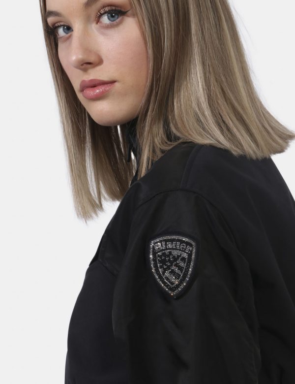 Giacca Blauer Nero - Giacca simil giubbino leggero in total nero con cappuccio nel girocollo. Presenti tasche a taglio trasv