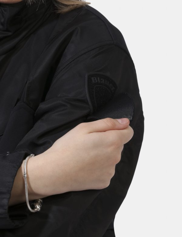 Giacca Blauer Nero - Giacca simil giubbino leggero in total nero con cappuccio nel girocollo. Presenti tasche a taglio trasv