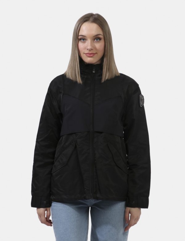 Giacca Blauer Nero - Giacca simil giubbino leggero in total nero con cappuccio nel girocollo. Presenti tasche a taglio trasv