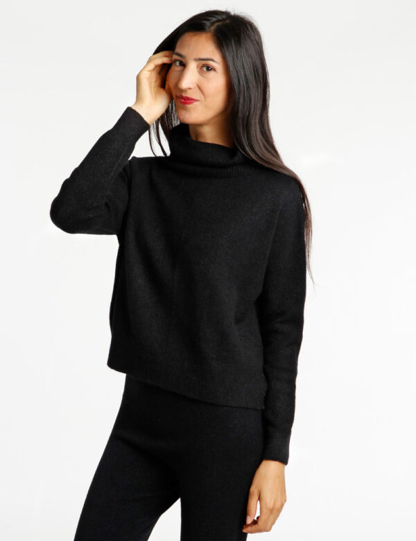 Maglione Rue De Clerie a collo alto e largo - 50% viscosa 27% poliestere 23% poliammideLa modella indossa la taglia S ed è a