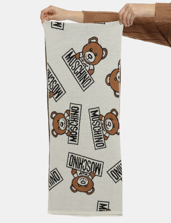 Sciarpa Moschino bianco/nero - COMPOSIZIONE E VESTIBILITÀ:50% lana 50% acrilica CONSIGLI DI STILE:Sciarpa in misto lana su b