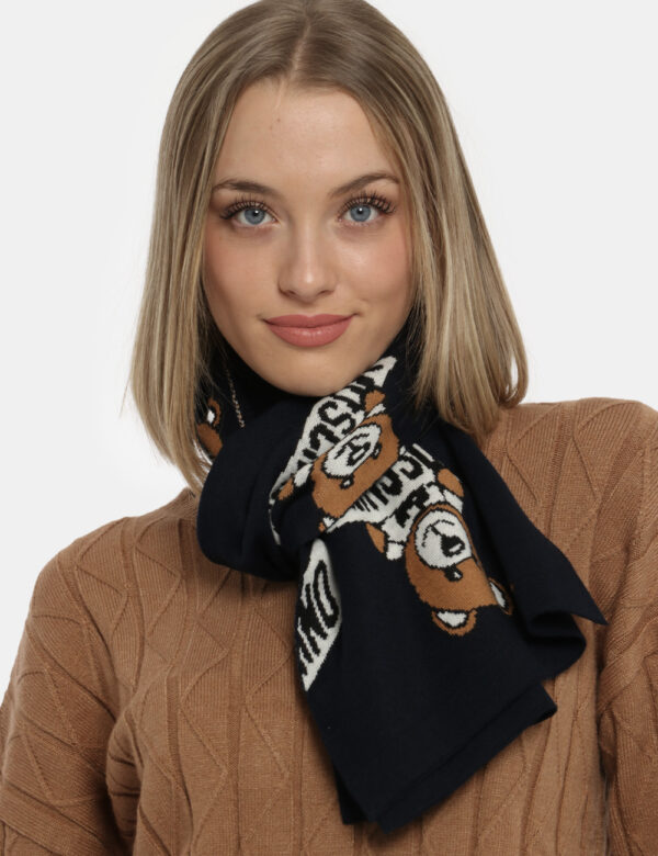 Sciarpa Moschino nero/bianco - COMPOSIZIONE E VESTIBILITÀ:50% lana 50% acrilica CONSIGLI DI STILE:Sciarpa in misto lana su b
