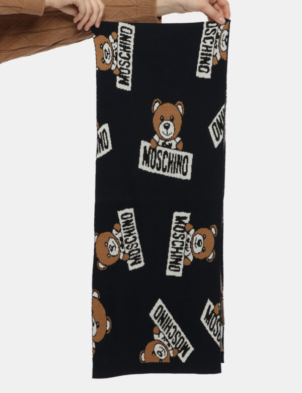 Sciarpa Moschino nero/bianco - COMPOSIZIONE E VESTIBILITÀ:50% lana 50% acrilica CONSIGLI DI STILE:Sciarpa in misto lana su b