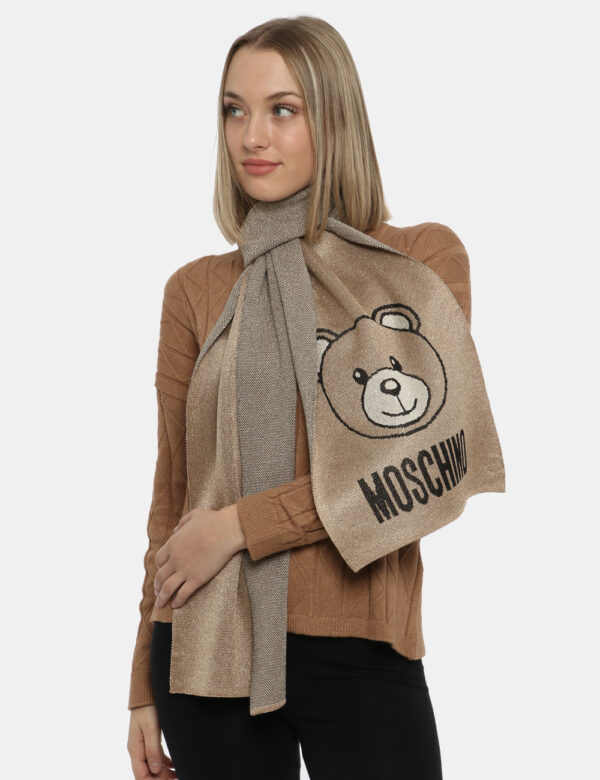 Sciarpa Moschino oro - COMPOSIZIONE E VESTIBILITÀ:80% viscosa 11% poliammidica 9% poliestereCONSIGLI DI STILE:Sciarpa su bas