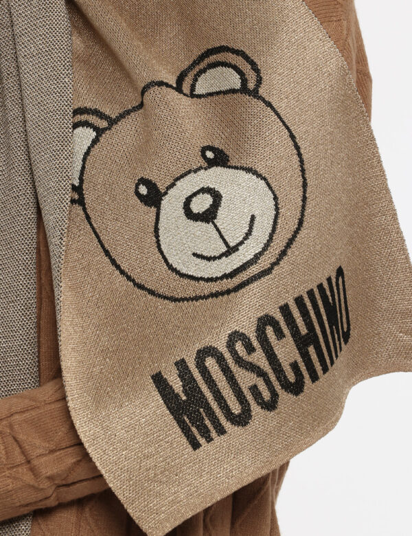 Sciarpa Moschino oro - COMPOSIZIONE E VESTIBILITÀ:80% viscosa 11% poliammidica 9% poliestereCONSIGLI DI STILE:Sciarpa su bas