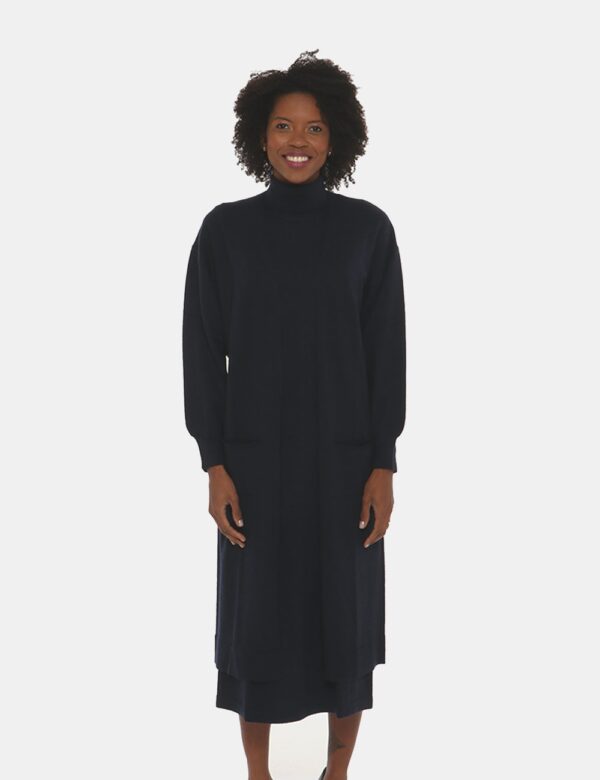 Maglia Maison du Cachemire a cardigan - 40% lana 30% viscosa 20% poliammide 10% cachemireLa modella indossa la taglia S e la