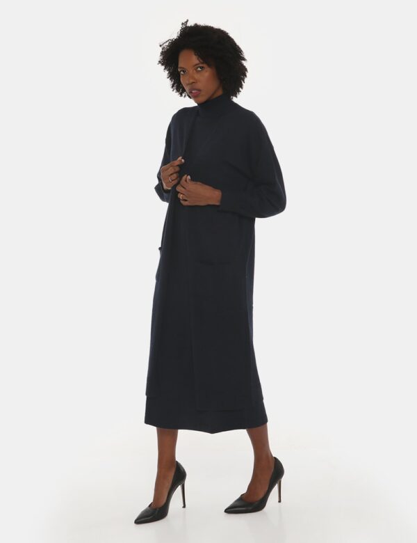 Maglia Maison du Cachemire a cardigan - 40% lana 30% viscosa 20% poliammide 10% cachemireLa modella indossa la taglia S e la