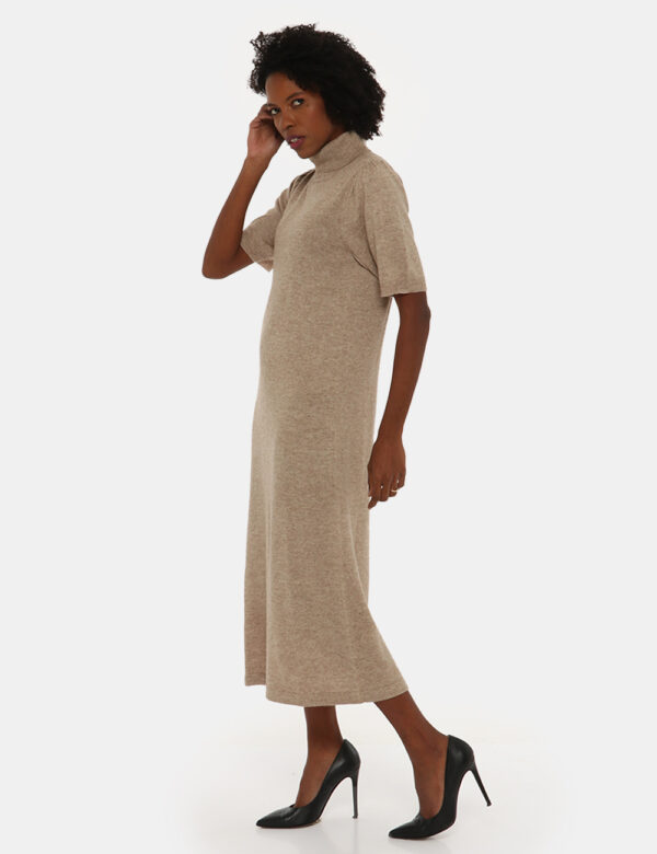 Vestito Maison Du Cachemire lungo a manica corta - 40% lana 30% viscosa 20% poliammide 10% cachemireLa modella indossa la ta