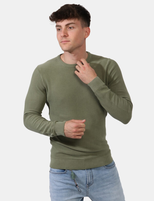 Maglione Goha Verde - Maglione in tessuto leggero e lavorato in total verde militare. Presente girocollo classico. La vestib