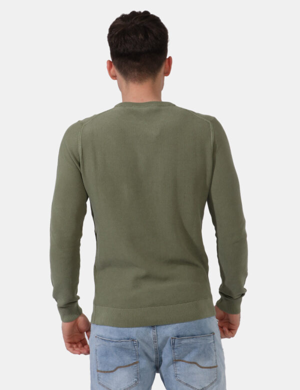 Maglione Goha Verde - Maglione in tessuto leggero e lavorato in total verde militare. Presente girocollo classico. La vestib