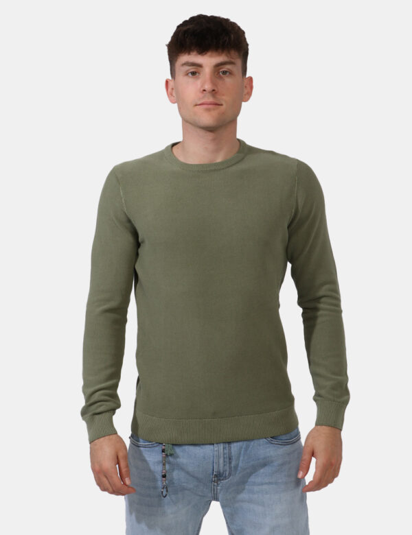 Maglione Goha Verde - Maglione in tessuto leggero e lavorato in total verde militare. Presente girocollo classico. La vestib