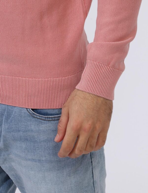 Maglione Goha Rosa - Maglione in tessuto leggero e lavorato in total blu rosa. Presente girocollo classico. La vestibilità è