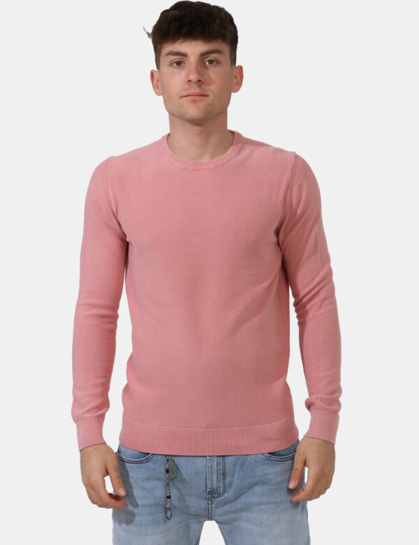 Maglione Goha Rosa - Maglione in tessuto leggero e lavorato in total blu rosa. Presente girocollo classico. La vestibilità è