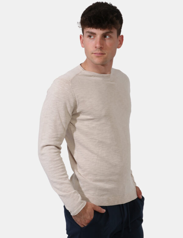 Maglia Goha Beige - Maglia in tessuto leggero lavorato ed in total beige. Presente girocollo classico. La vestibilità è morb