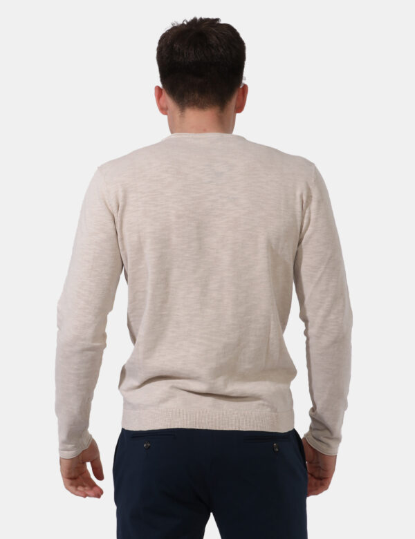 Maglia Goha Beige - Maglia in tessuto leggero lavorato ed in total beige. Presente girocollo classico. La vestibilità è morb