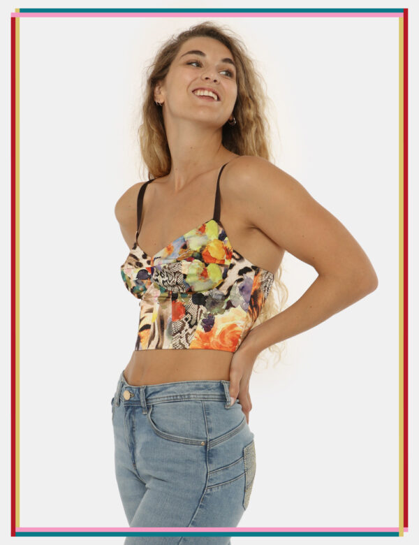 Top Guss by Marciano fantasia - COMPOSIZIONE E VESTIBILITÀ:100% poliestereLa modella è alta 170 cm e indossa la taglia M. La