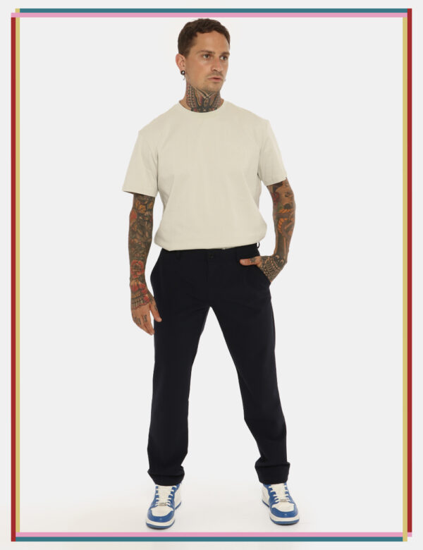 Pantalone Guess by Marciano blu - COMPOSIZIONE E VESTIBILITÀ:87% poliamide 13% elastaneIl modello è alto 181 cm e indossa la