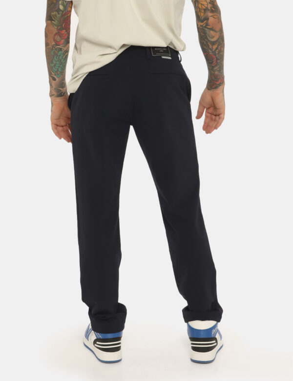 Pantalone Guess by Marciano blu - COMPOSIZIONE E VESTIBILITÀ:87% poliamide 13% elastaneIl modello è alto 181 cm e indossa la