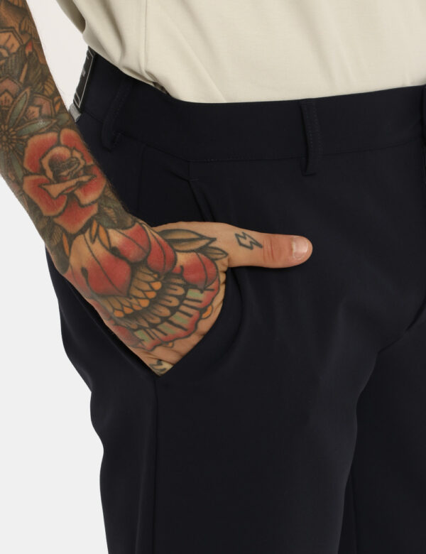 Pantalone Guess by Marciano blu - COMPOSIZIONE E VESTIBILITÀ:87% poliamide 13% elastaneIl modello è alto 181 cm e indossa la