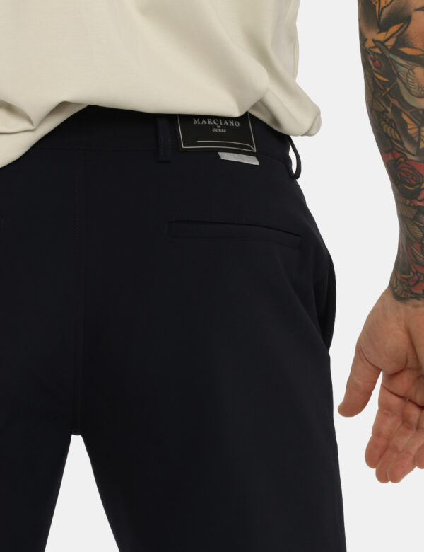 Pantalone Guess by Marciano blu - COMPOSIZIONE E VESTIBILITÀ:87% poliamide 13% elastaneIl modello è alto 181 cm e indossa la