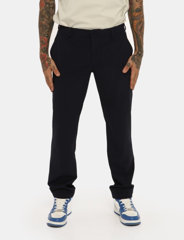 Pantalone Guess by Marciano blu - COMPOSIZIONE E VESTIBILITÀ:87% poliamide 13% elastaneIl modello è alto 181 cm e indossa la