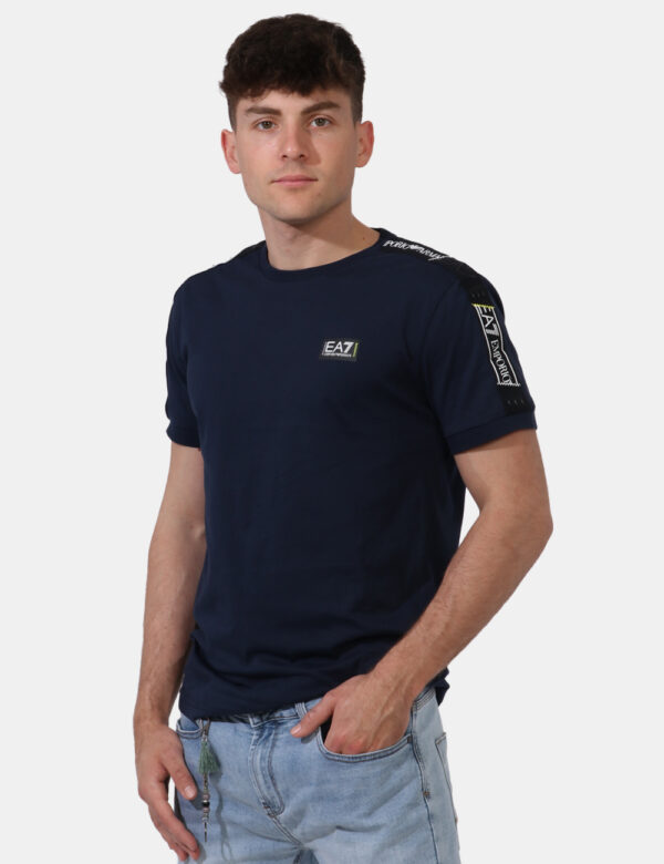 T-shirt Ea7 Blu - T-shirt classica in total blu navy con patch logo brand ad altezza cuore più stripes brandizzate sulle man