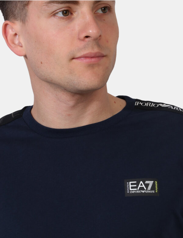 T-shirt Ea7 Blu - T-shirt classica in total blu navy con patch logo brand ad altezza cuore più stripes brandizzate sulle man