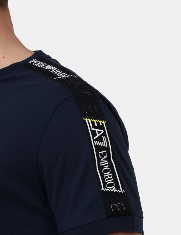 T-shirt Ea7 Blu - T-shirt classica in total blu navy con patch logo brand ad altezza cuore più stripes brandizzate sulle man