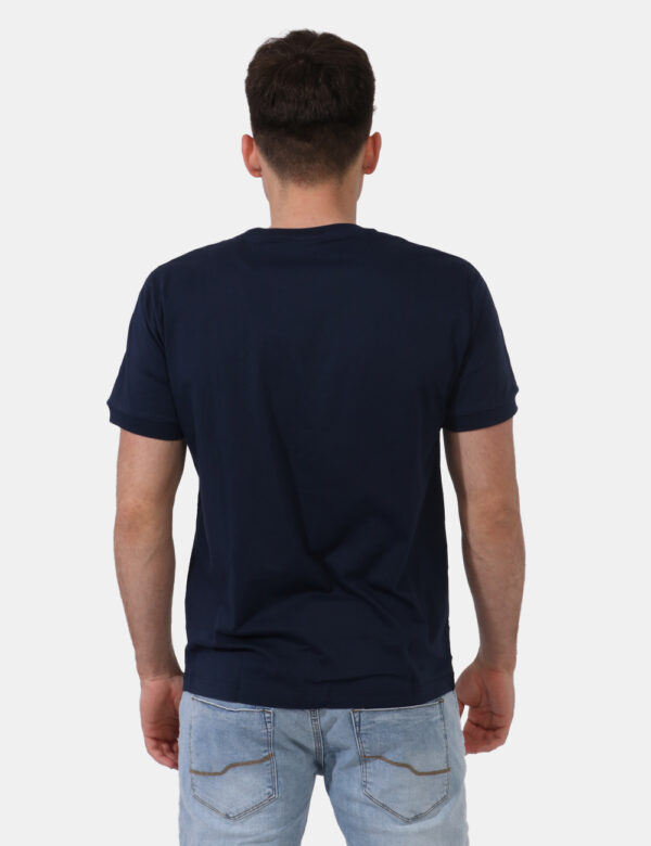 T-shirt Ea7 Blu - T-shirt classica in total blu navy con patch logo brand ad altezza cuore più stripes brandizzate sulle man