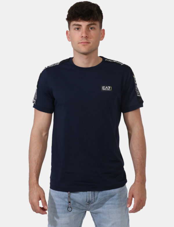 T-shirt Ea7 Blu - T-shirt classica in total blu navy con patch logo brand ad altezza cuore più stripes brandizzate sulle man