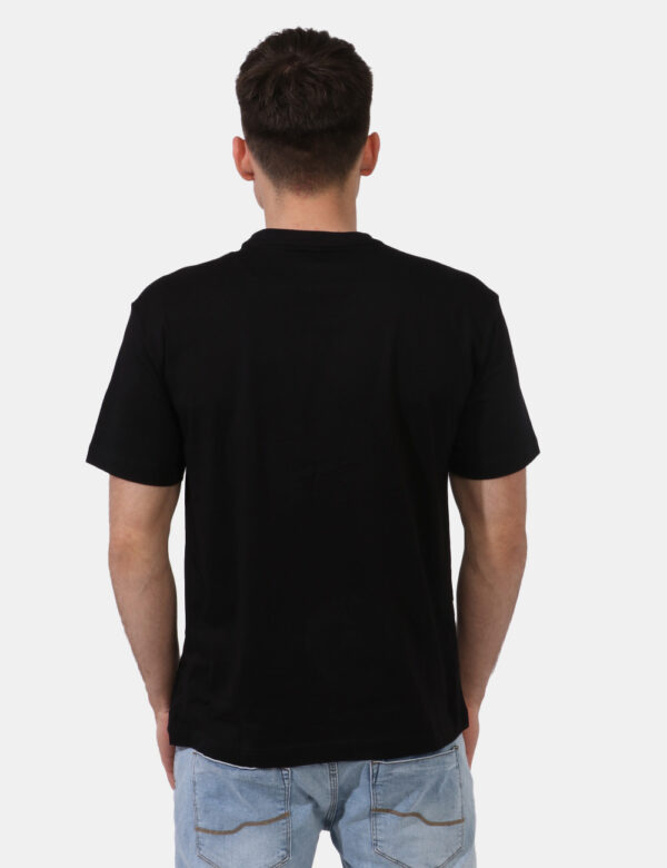 T-shirt Ea7 Nero - T-shirt classica in total nero con stampa centrale logo brand bianca. La vestibilità è morbida e regolabi