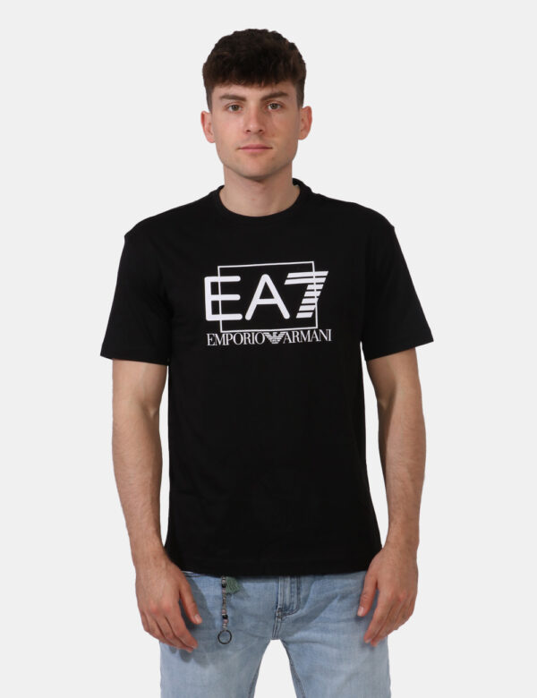 T-shirt Ea7 Nero - T-shirt classica in total nero con stampa centrale logo brand bianca. La vestibilità è morbida e regolabi