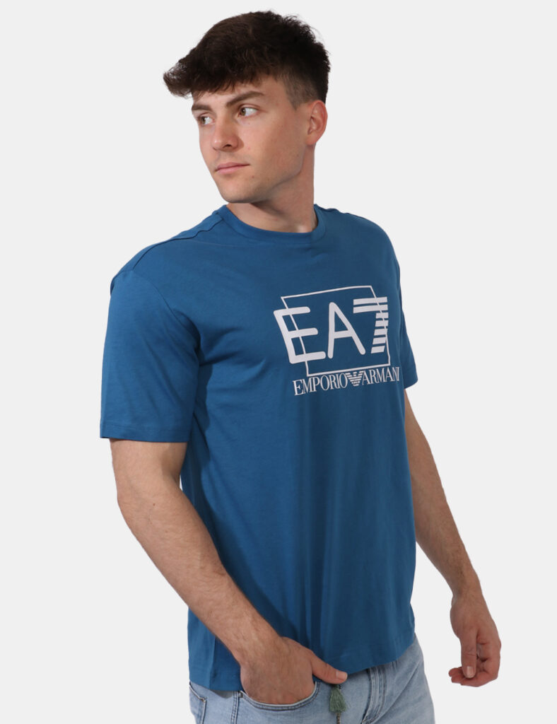 T-shirt Ea7 Blu - T-shirt classica in total blu oceano con stampa logo brand bianca. La vestibilità è morbida e regolabile.