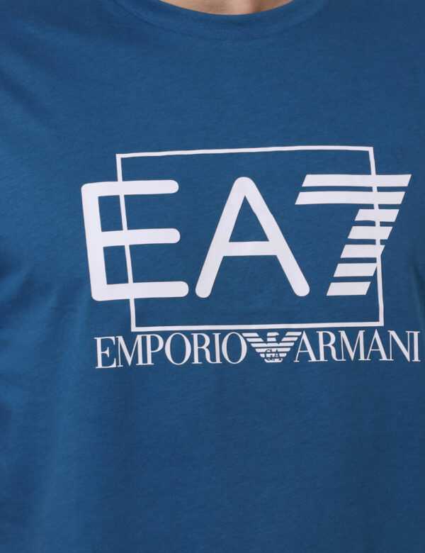 T-shirt Ea7 Blu - T-shirt classica in total blu oceano con stampa logo brand bianca. La vestibilità è morbida e regolabile.