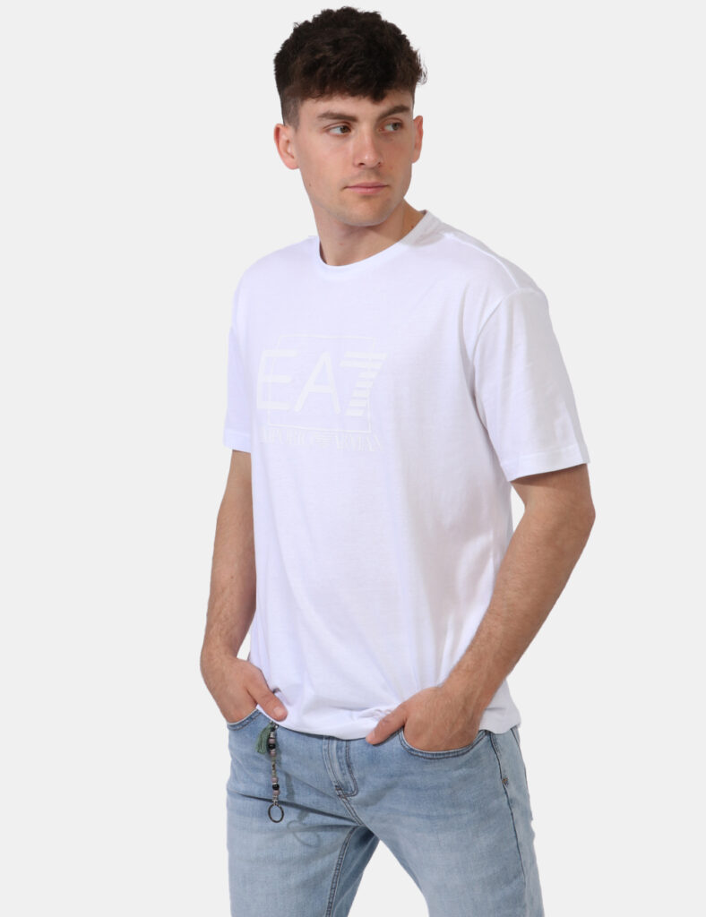 T-shirt Ea7 Bianco - T-shirt classica in total bianco con stampa logo brand tono su tono. La vestibilità è morbida e regolab