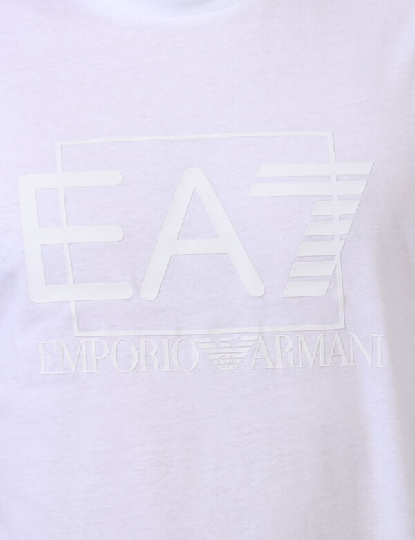 T-shirt Ea7 Bianco - T-shirt classica in total bianco con stampa logo brand tono su tono. La vestibilità è morbida e regolab