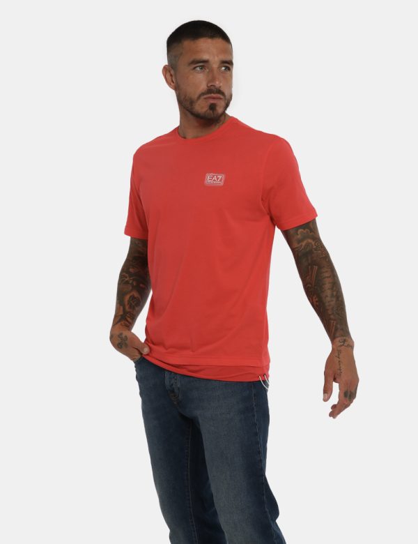T-shirt Armani rosso - COMPOSIZIONE E VESTIBILITÀ:100% cotoneIl modello indossa la taglia L e la vestibilità del cpapo è reg