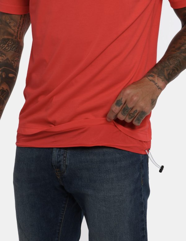 T-shirt Armani rosso - COMPOSIZIONE E VESTIBILITÀ:100% cotoneIl modello indossa la taglia L e la vestibilità del cpapo è reg