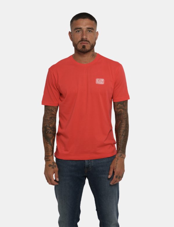 T-shirt Armani rosso - COMPOSIZIONE E VESTIBILITÀ:100% cotoneIl modello indossa la taglia L e la vestibilità del cpapo è reg