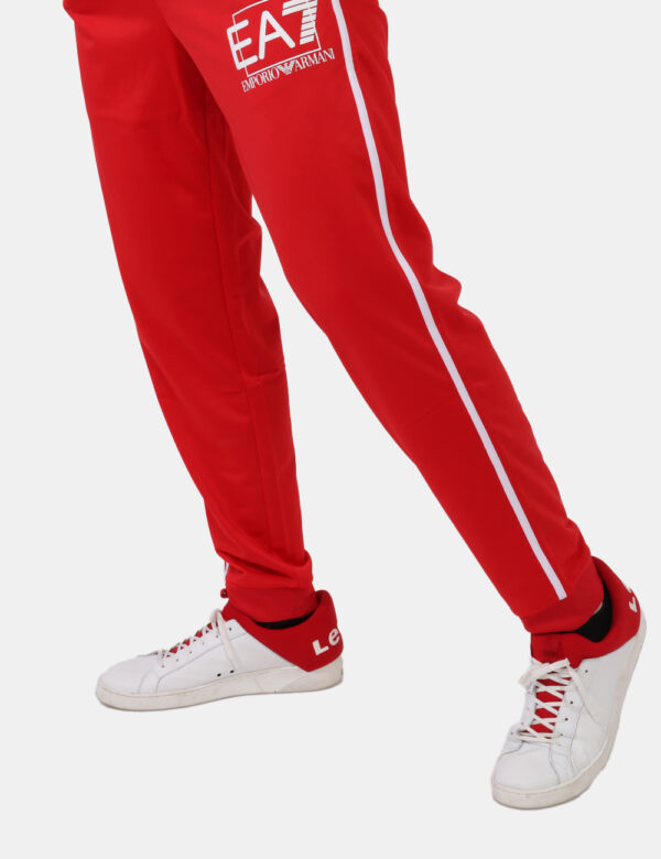 Tuta intera Ea7 Rosso - Tuta intera due pezzi composta da felpa e pantaloni in total rosso scarlatto. La felpa ha logo brand