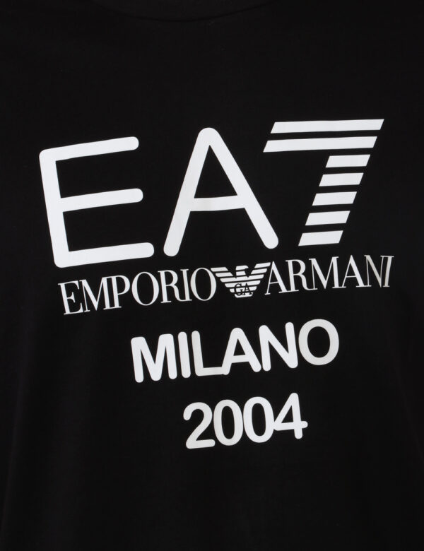 T-shirt Ea7 Nero - T-shirt classica in total nero con stampa centrale logo brand bianca più richiamo sulle maniche. La vesti