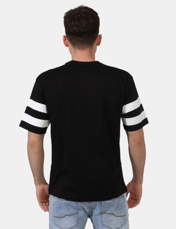 T-shirt Ea7 Nero - T-shirt classica in total nero con stampa centrale logo brand bianca più richiamo sulle maniche. La vesti