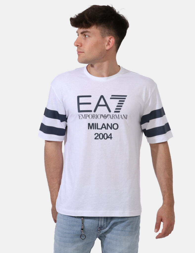 T-shirt Ea7 Bianco - T-shirt classica in total bianco con stampa centrale logo brand grigia più richiamo sulle maniche. La v