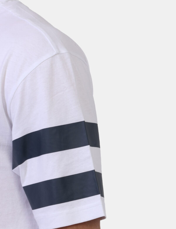 T-shirt Ea7 Bianco - T-shirt classica in total bianco con stampa centrale logo brand grigia più richiamo sulle maniche. La v