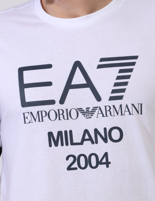 T-shirt Ea7 Bianco - T-shirt classica in total bianco con stampa centrale logo brand grigia più richiamo sulle maniche. La v