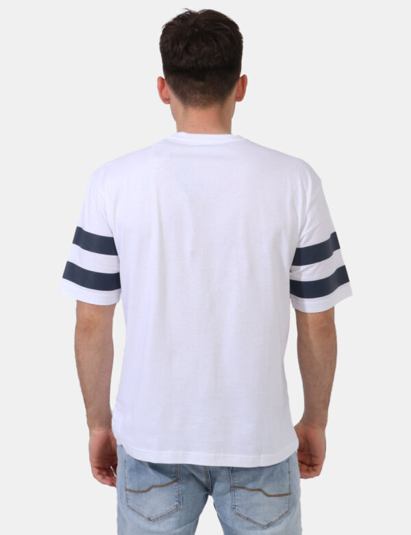 T-shirt Ea7 Bianco - T-shirt classica in total bianco con stampa centrale logo brand grigia più richiamo sulle maniche. La v