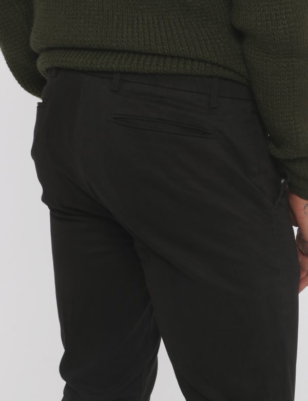 Pantalone Goha nero - COMPOSIZIONE E VESTIBILITÀ:98% cotone 2% elastaneIl modello è alto 178 cm e indossa la taglia 48. La v
