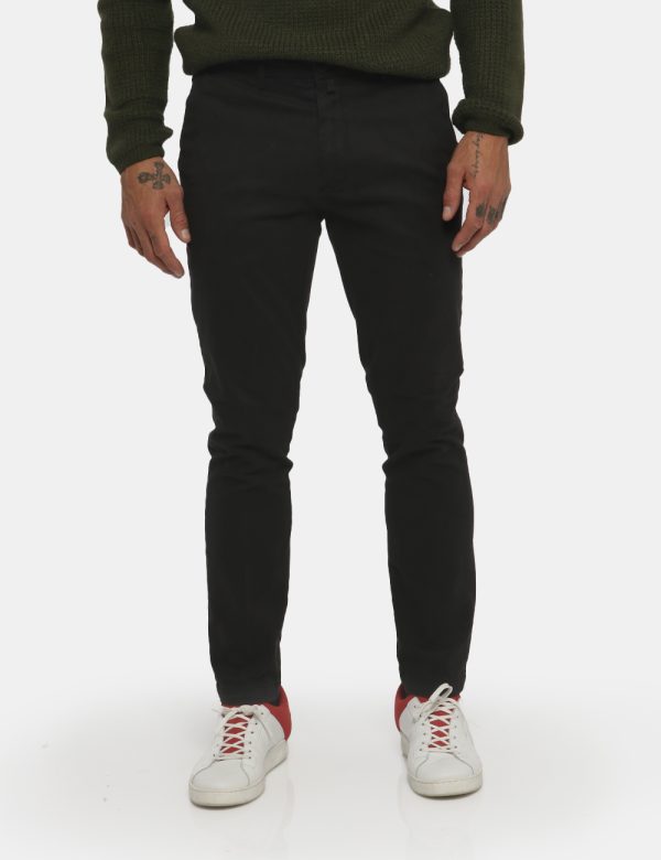 Pantalone Goha nero - COMPOSIZIONE E VESTIBILITÀ:98% cotone 2% elastaneIl modello è alto 178 cm e indossa la taglia 48. La v